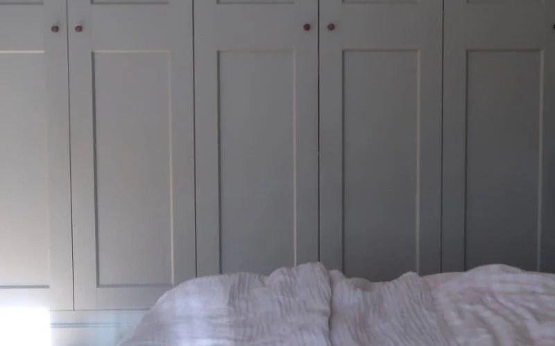 Platsbyggd Walk in Closet Till Lägenhet I Göteborg: Smart & Stilren Förvaring